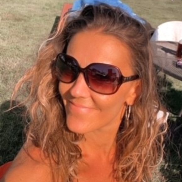Meet your Posher, Lisa - Picture 1 of 1